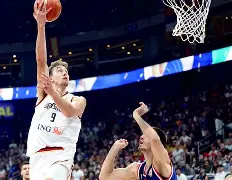 山东男篮迎欧篮联关键赛；冲刺阶段豪取连胜；引发热议；团队化学反应显著的简单介绍-开云在线入口